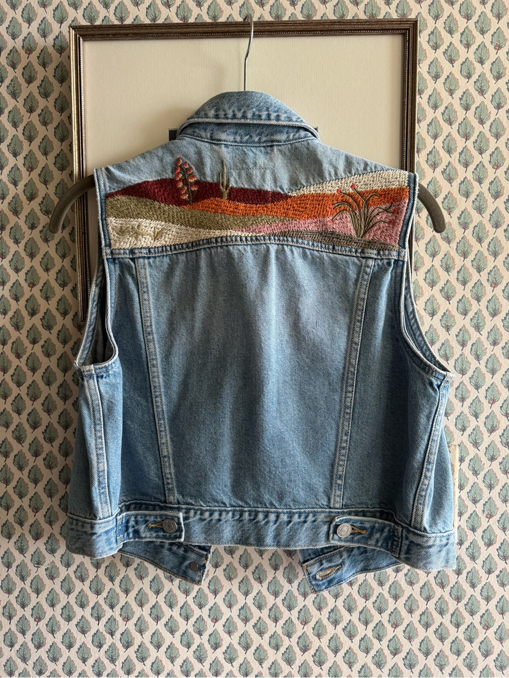 Levi's Light Blue Denim Vest with Sunset Desert Embroidery - Picture 2 of 7